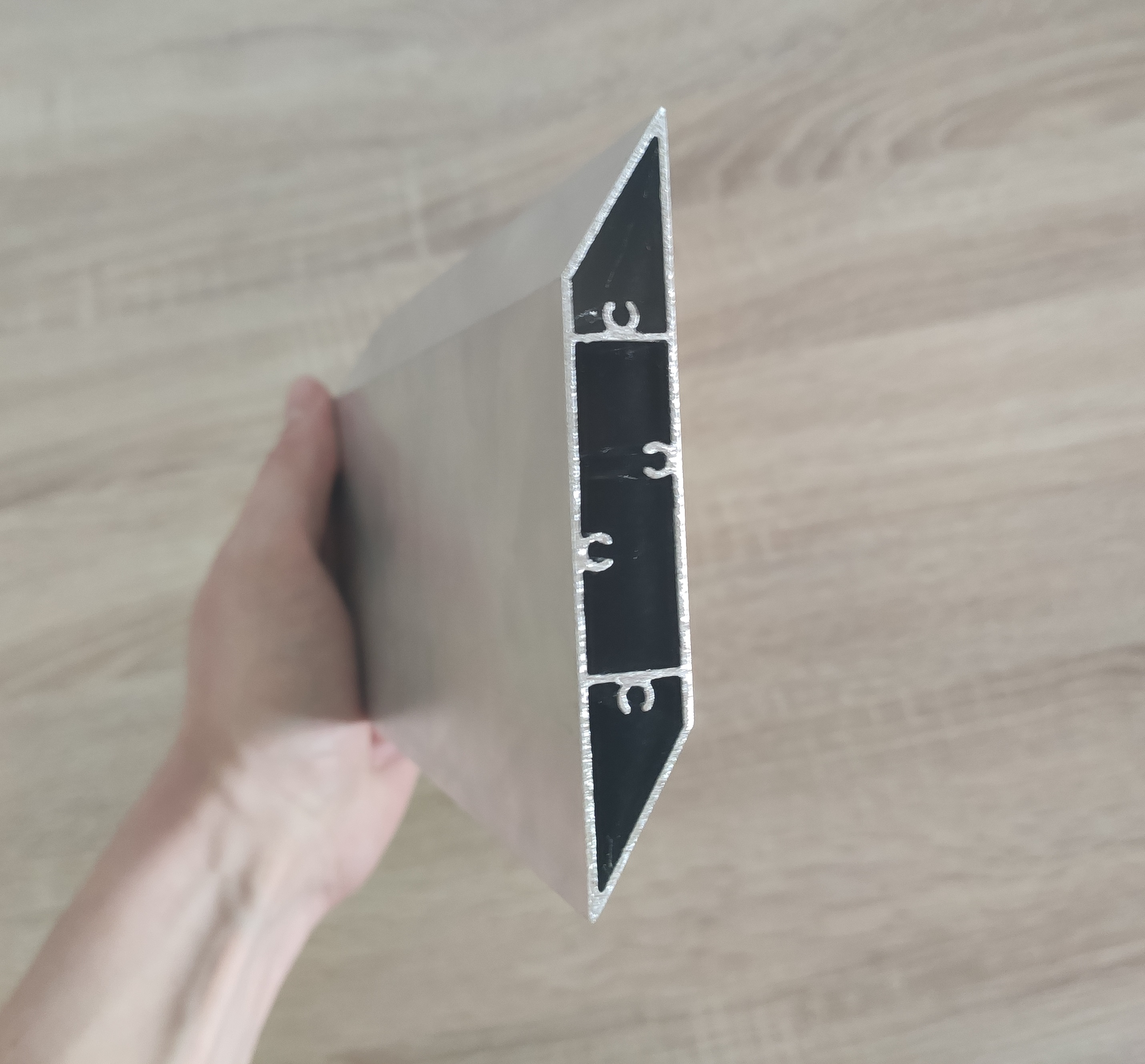 Aluminijska lamela u obliku paralelograma 