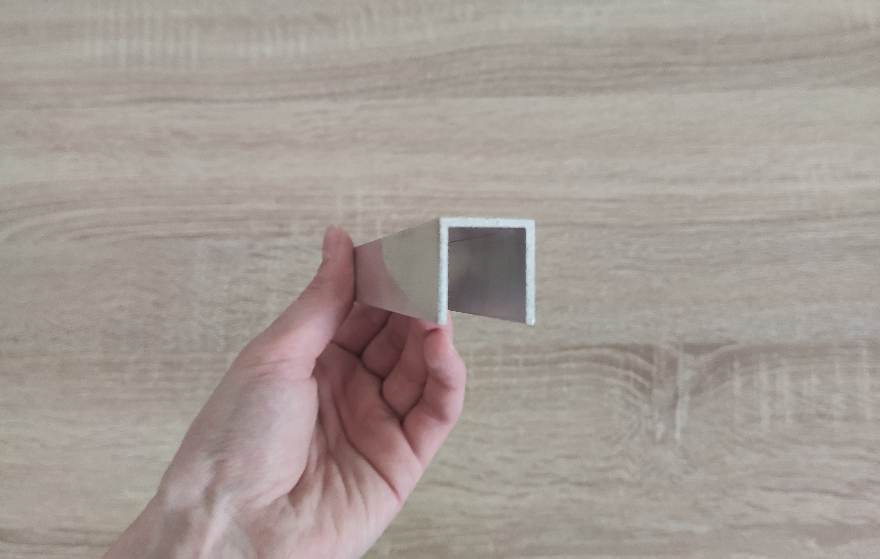 oblik slova U, širina 20,5 mm